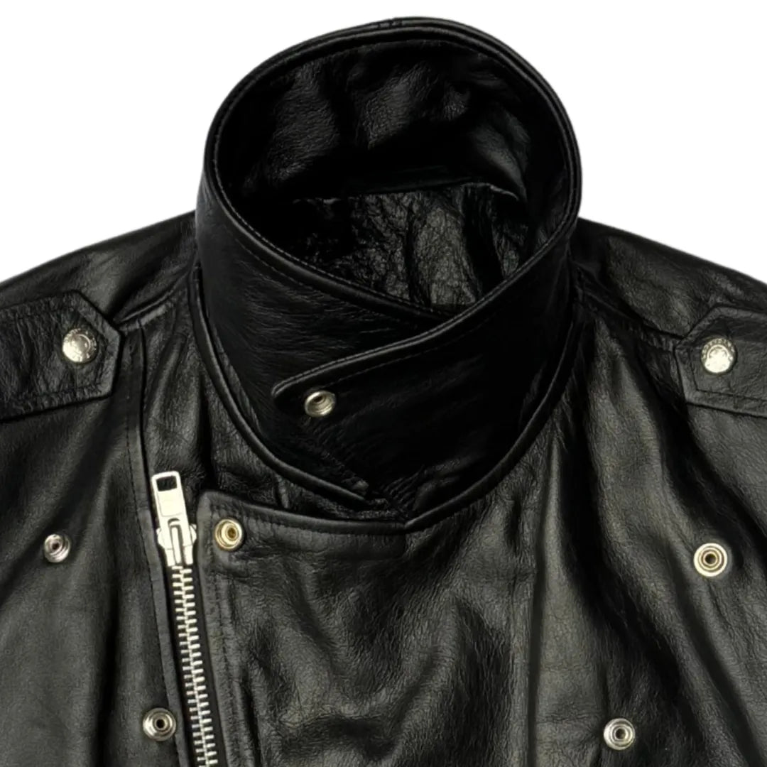 Close-up of BECK® 999 collar area with button snaps and high-neck closure, emphasizing craftsmanship in genuine horsehide leather.