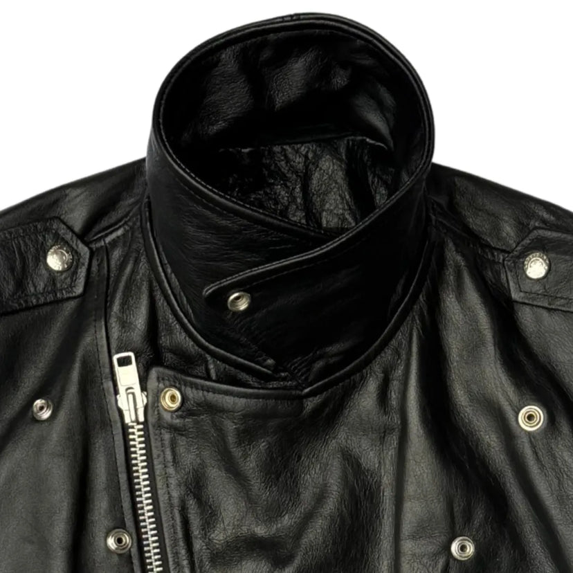 Close-up of BECK® 999 collar area with button snaps and high-neck closure, emphasizing craftsmanship in genuine horsehide leather.