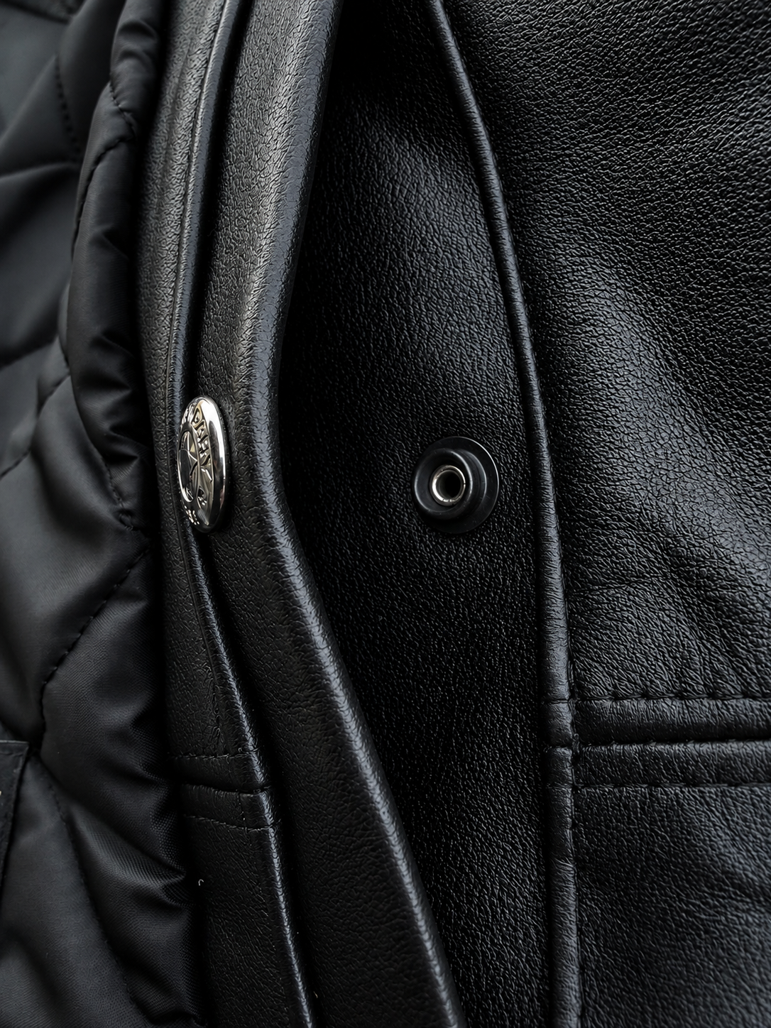 Pointed chest pockets — the trucker signature